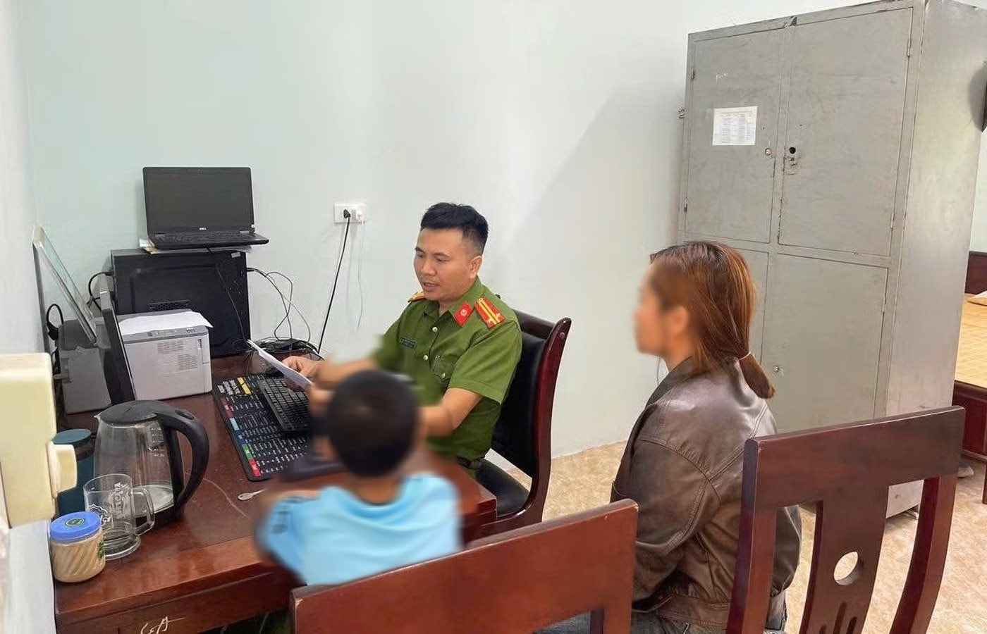 Th&ocirc;ng tin mới vụ ch&aacute;u b&eacute; 12 tuổi nghi bị bố mẹ kế đ&aacute;nh ở Nghệ An - Ảnh 2.