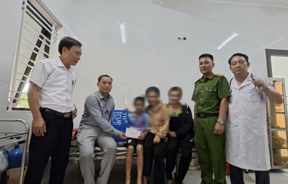 Th&ocirc;ng tin mới vụ ch&aacute;u b&eacute; 12 tuổi nghi bị bố mẹ kế đ&aacute;nh ở Nghệ An - Ảnh 1.