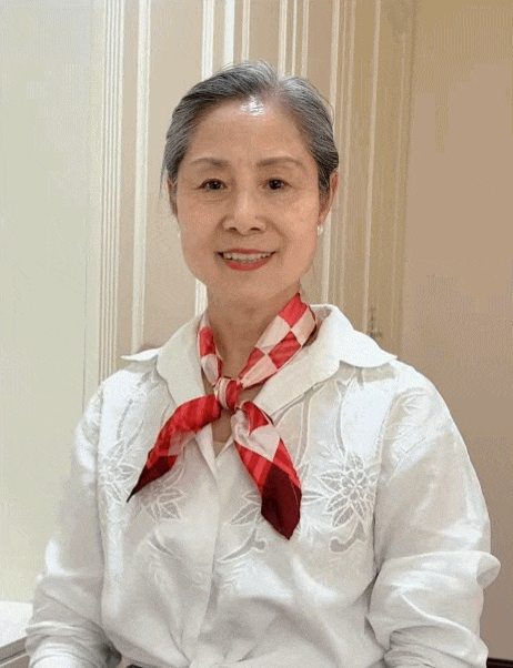 Chỉ một chiếc khăn lụa, người phụ nữ 75 tuổi khiến outfit tr&ocirc;ng sang hơn hẳn- Ảnh 1.