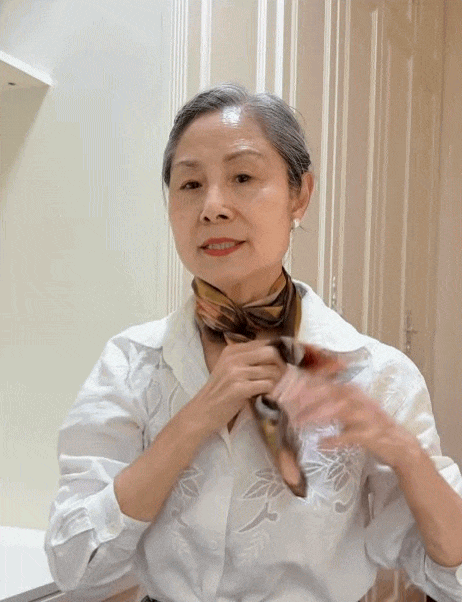 Chỉ một chiếc khăn lụa, người phụ nữ 75 tuổi khiến outfit tr&ocirc;ng sang hơn hẳn- Ảnh 3.