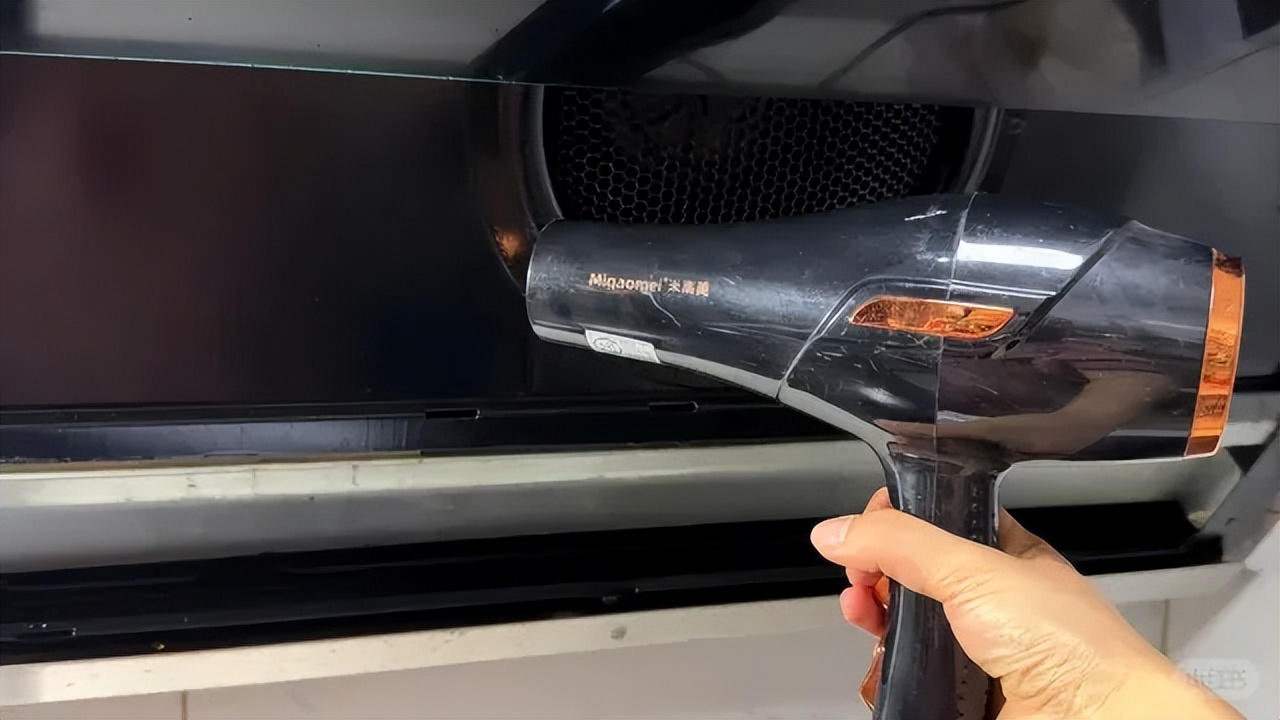 M&aacute;y h&uacute;t m&ugrave;i b&aacute;m đầy dầu mỡ vẫn c&oacute; thể sạch bong chỉ sau 20 ph&uacute;t: Nhiều người bất ngờ v&igrave; &ldquo;vũ kh&iacute;&rdquo; lại l&agrave;&hellip; m&aacute;y sấy t&oacute;c - Ảnh 2.