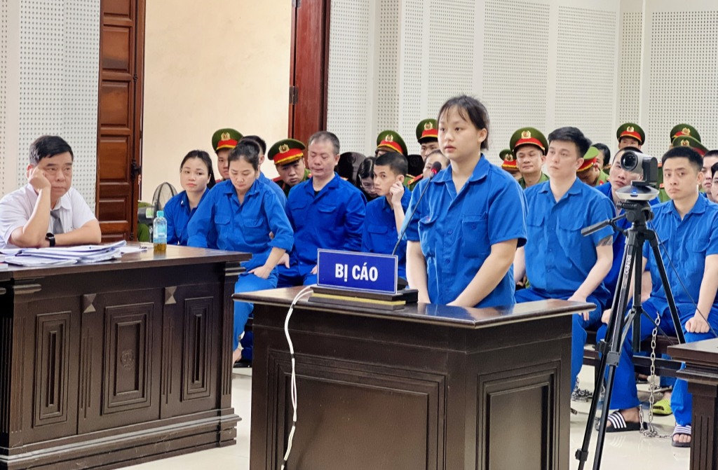 Hai ch&acirc;n d&agrave;i gi&uacute;p đỡ tr&ugrave;m ma t&uacute;y B&ugrave;i Đ&igrave;nh Kh&aacute;nh bỏ trốn ở Quảng Ninh - Ảnh 2.