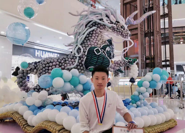 Người đ&agrave;n &ocirc;ng kiếm hơn 7 , 7 tỷ đồng / năm nhờ nghệ thuật b&oacute;ng bay s&aacute;ng tạo - Ảnh 1.