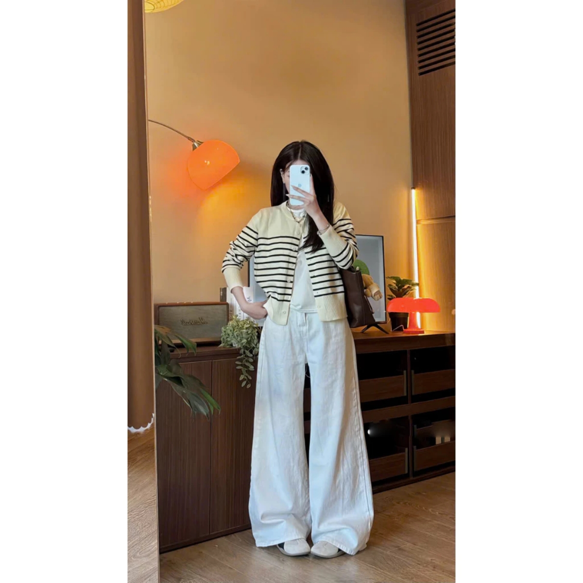 Kh&ocirc;ng cần h&agrave;ng hiệu: Một chiếc quần trắng đ&uacute;ng phom cũng gi&uacute;p bạn tr&ocirc;ng c&oacute; gu như phụ nữ Ph&aacute;p- Ảnh 11.