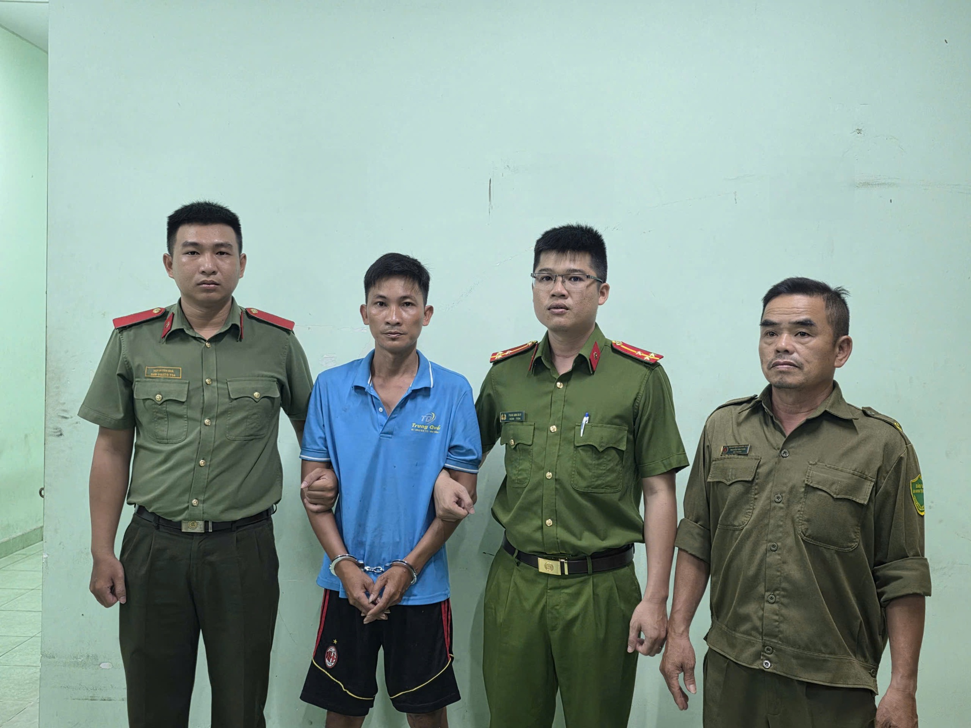 Bạo h&agrave;nh trẻ em: B&eacute; trai ở Dĩ An bị cha dượng đ&aacute;nh đập nghi&ecirc;m trọng - Ảnh 2.