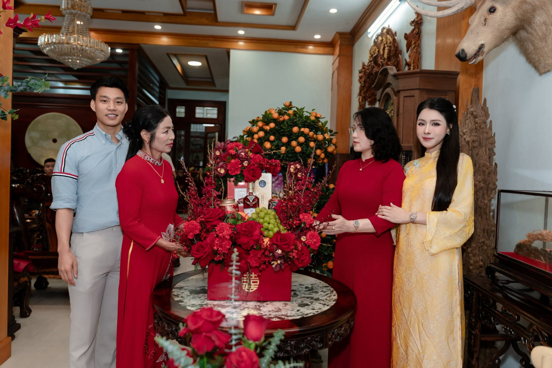 B&iacute;ch Hạnh v&agrave; cuộc sống sang chảnh: Kh&aacute;m ph&aacute; căn nh&agrave; ở qu&ecirc; của vợ cầu thủ Văn Thanh - Ảnh 1.