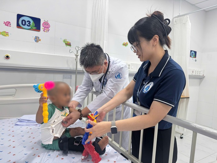 B&eacute; trai 2 tuổi bị mẹ v&agrave; người t&igrave;nh bạo h&agrave;nh được xuất viện - Ảnh 2.