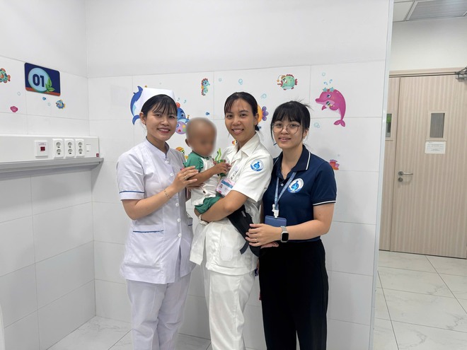 B&eacute; trai 2 tuổi bị mẹ v&agrave; người t&igrave;nh bạo h&agrave;nh được xuất viện - Ảnh 4.