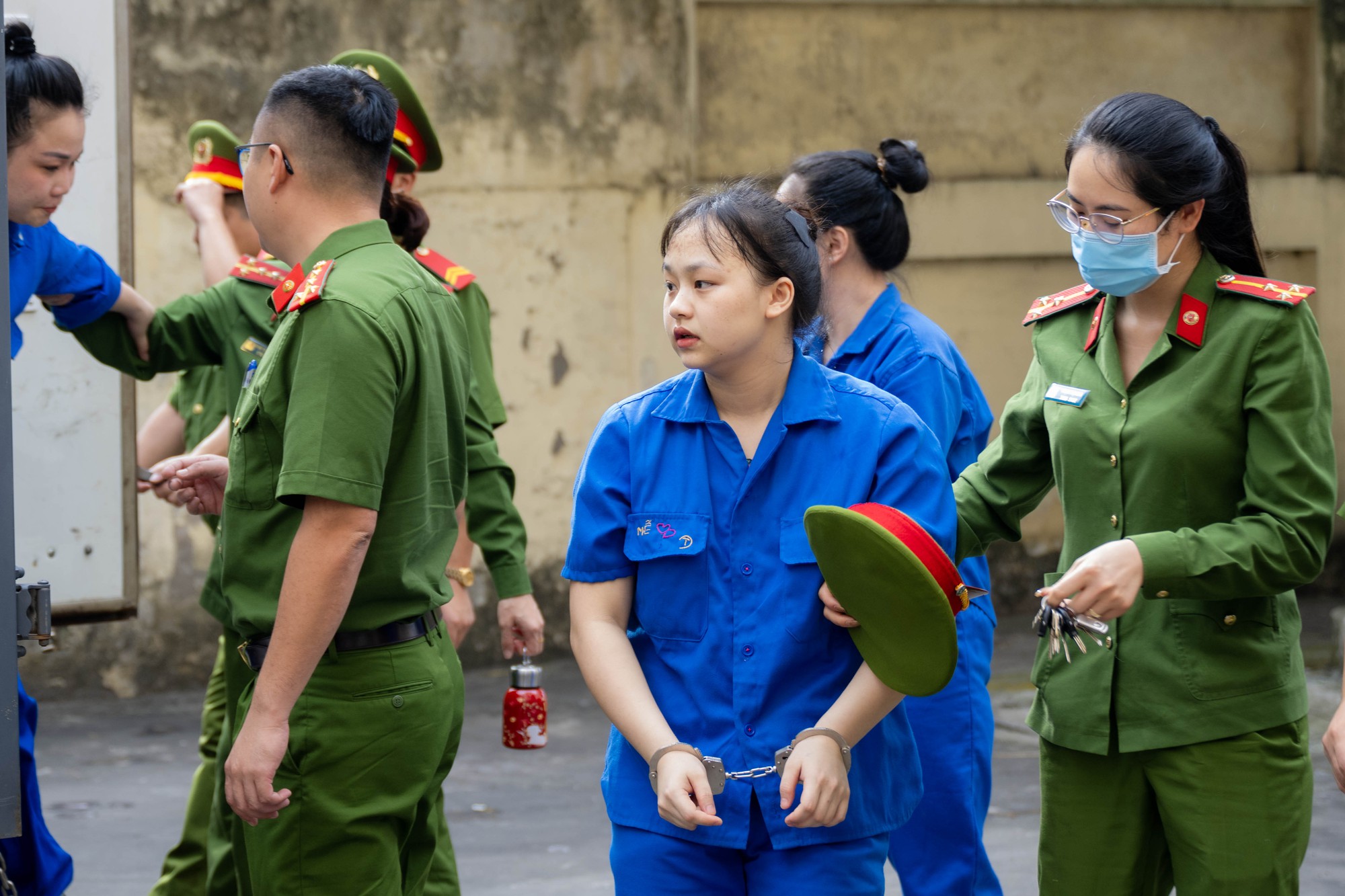 B&ugrave;i Đ&igrave;nh Kh&aacute;nh tiếp tục g&acirc;y phẫn nộ khi được &aacute;p tải tới t&ograve;a trong ng&agrave;y x&eacute;t xử cuối c&ugrave;ng- Ảnh 7.