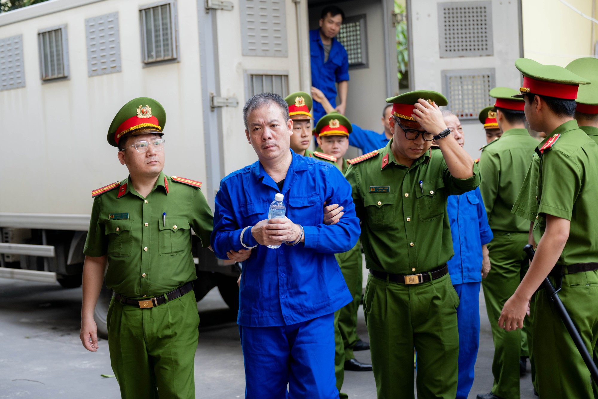 B&ugrave;i Đ&igrave;nh Kh&aacute;nh tiếp tục g&acirc;y phẫn nộ khi được &aacute;p tải tới t&ograve;a trong ng&agrave;y x&eacute;t xử cuối c&ugrave;ng- Ảnh 4.