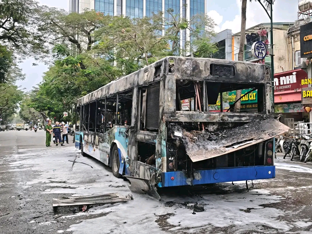 Xe bu&yacute;t bốc ch&aacute;y dữ dội giữa trung t&acirc;m H&agrave; Nội , kh&ocirc;ng g&acirc;y thiệt hại về người - Ảnh 2.