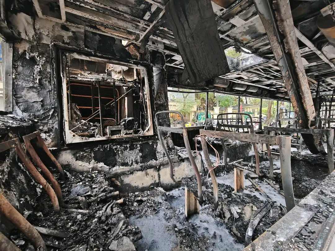 Xe bu&yacute;t bốc ch&aacute;y dữ dội giữa trung t&acirc;m H&agrave; Nội , kh&ocirc;ng g&acirc;y thiệt hại về người - Ảnh 3.