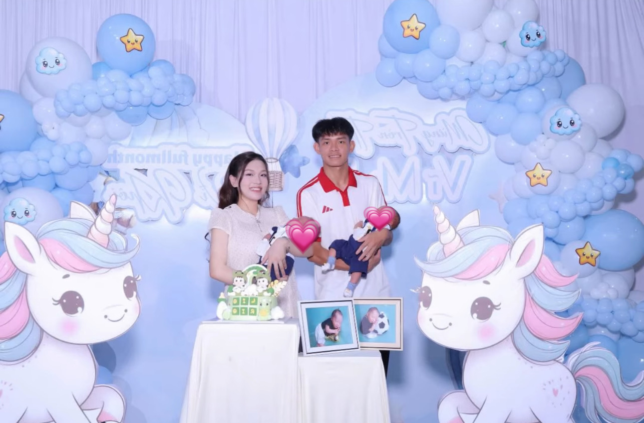 Tiền đạo B&ugrave;i Vĩ H&agrave;o hạnh ph&uacute;c đ&oacute;n cặp song sinh đầu l&ograve;ng trong gia đ&igrave;nh trẻ - Ảnh 2.