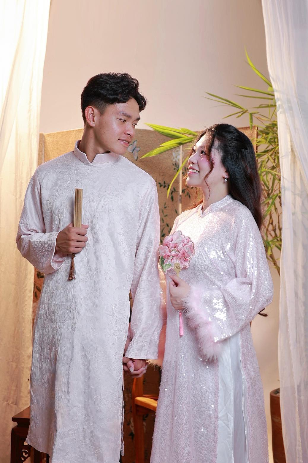 Tiền đạo B&ugrave;i Vĩ H&agrave;o hạnh ph&uacute;c đ&oacute;n cặp song sinh đầu l&ograve;ng trong gia đ&igrave;nh trẻ - Ảnh 4.