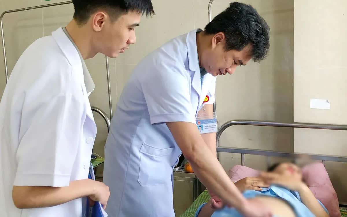 Vỡ chửa ng&ograve;ai tử cung: Sản phụ nguy kịch mất 2,2 l&iacute;t m&aacute;u cần cấp cứu khẩn - Ảnh 1.