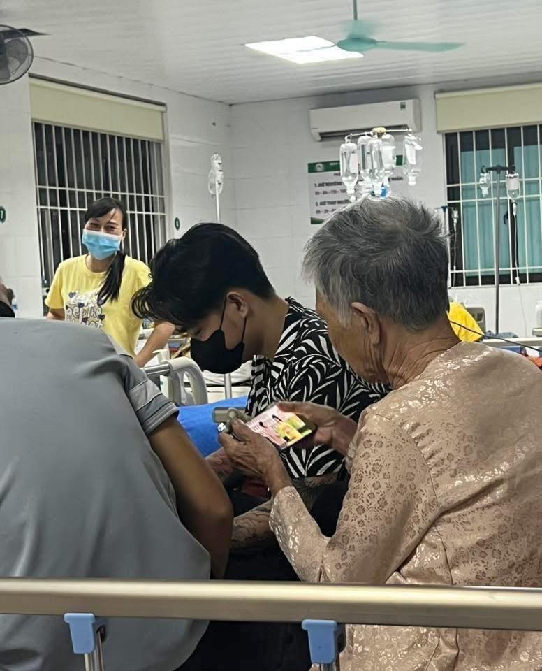 B&agrave; quậy tung ph&ograve;ng bệnh , ch&aacute;u trai ki&ecirc;n nhẫn chăm s&oacute;c b&agrave; khiến ai cũng nể phục - Ảnh 1.