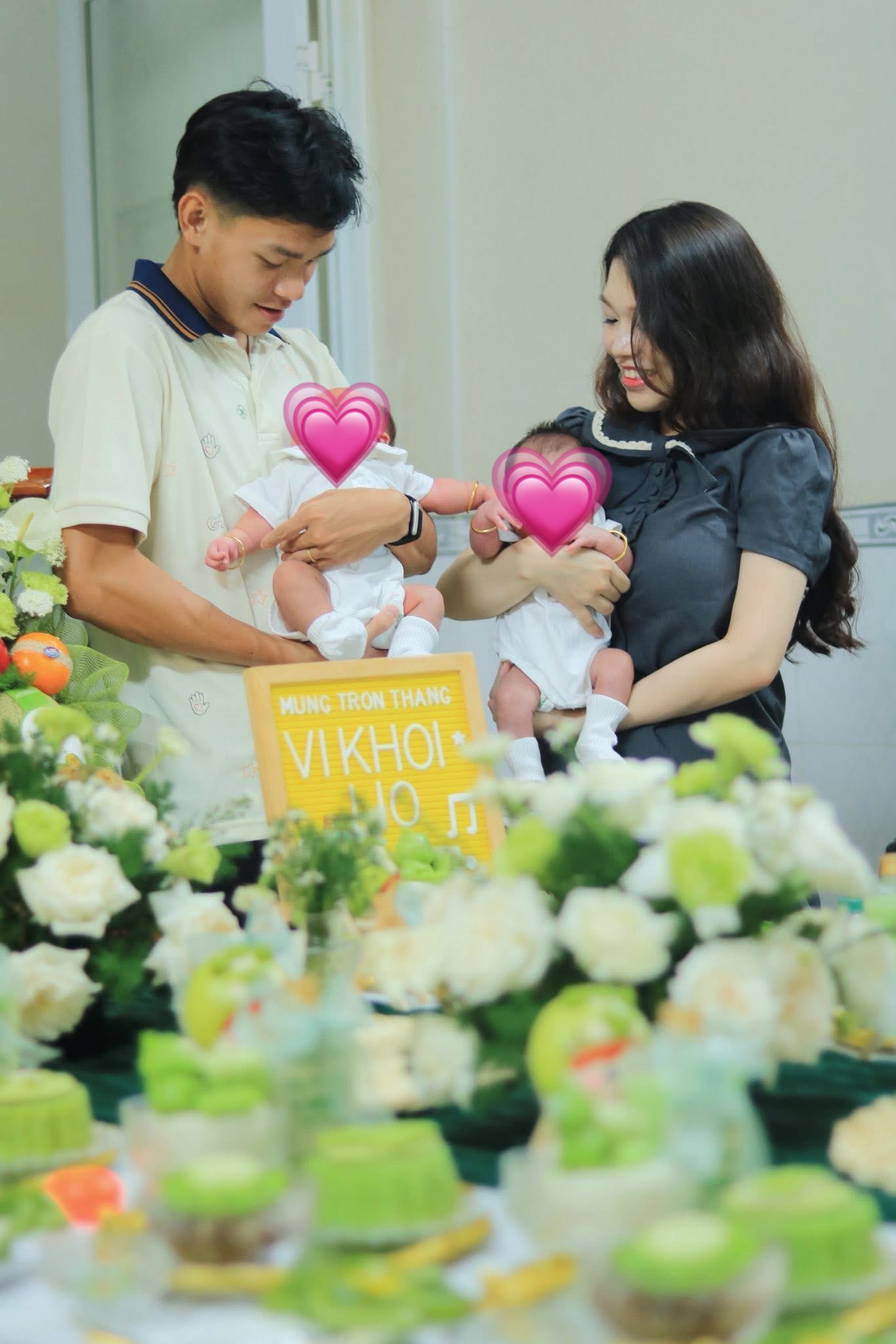Tiền đạo B&ugrave;i Vĩ H&agrave;o hạnh ph&uacute;c đ&oacute;n cặp song sinh đầu l&ograve;ng trong gia đ&igrave;nh trẻ - Ảnh 1.