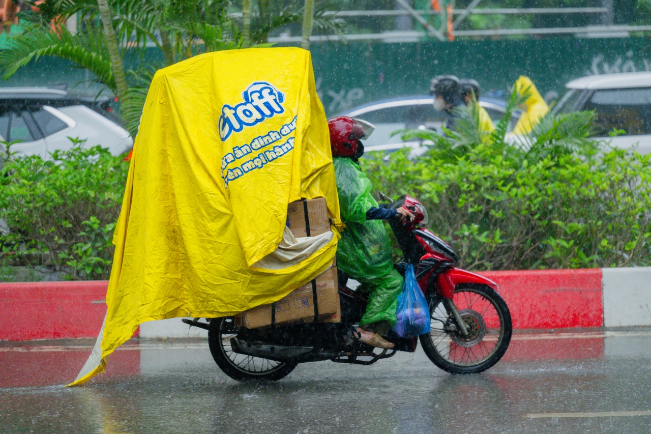 Mưa lớn H&agrave; Nội giữa trưa 16 / 5 khiến người d&acirc;n vội v&atilde; t&igrave;m chỗ tr&uacute; - Ảnh 13.