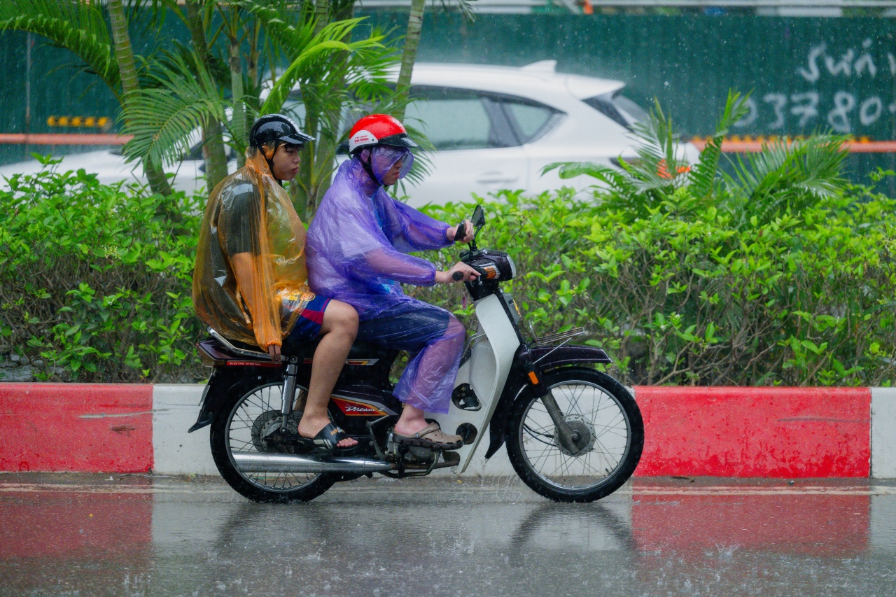 Mưa lớn H&agrave; Nội giữa trưa 16 / 5 khiến người d&acirc;n vội v&atilde; t&igrave;m chỗ tr&uacute; - Ảnh 14.