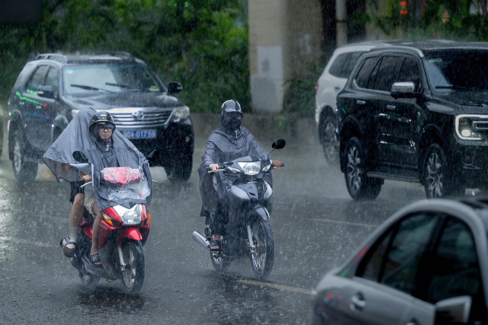 Mưa lớn H&agrave; Nội giữa trưa 16 / 5 khiến người d&acirc;n vội v&atilde; t&igrave;m chỗ tr&uacute; - Ảnh 6.