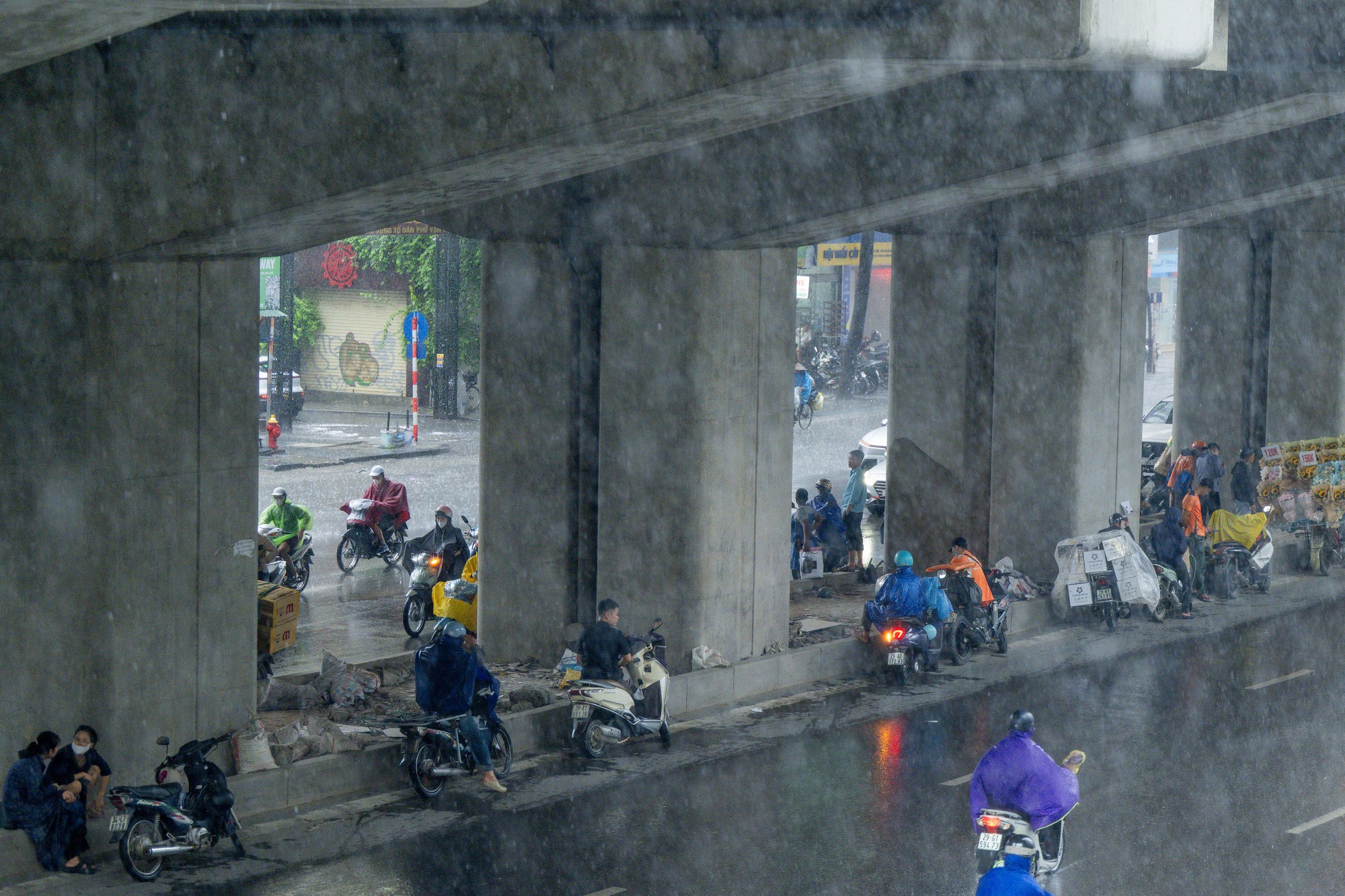Mưa lớn H&agrave; Nội giữa trưa 16 / 5 khiến người d&acirc;n vội v&atilde; t&igrave;m chỗ tr&uacute; - Ảnh 7.