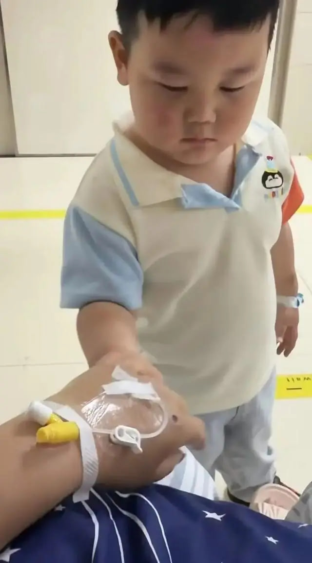 Bé trai 3 tuổi túc trực chăm mẹ sau tai nạn nghiêm trọng: Mặc dù chính bé bị nhiều vết thương đau đớn nhưng vẫn theo sát mẹ không rời - Ảnh 4.