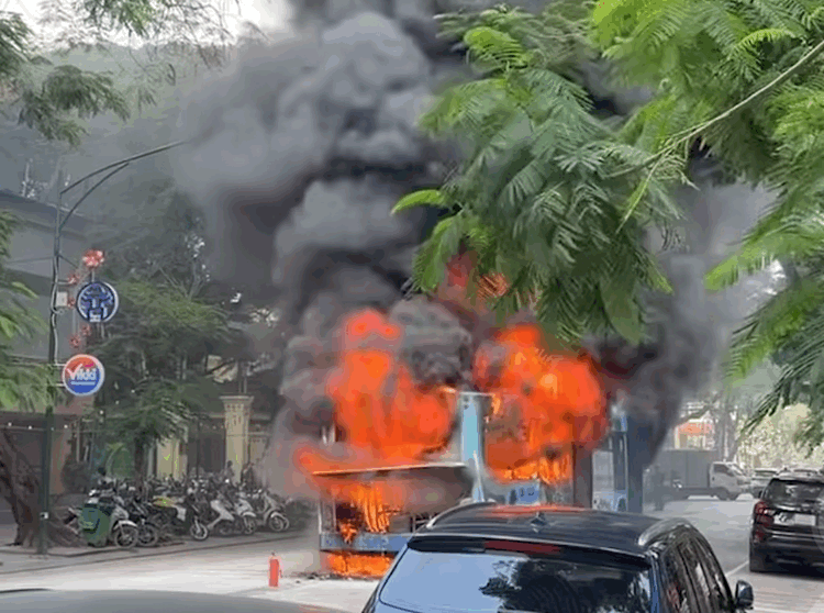 Xe bu&yacute;t bốc ch&aacute;y dữ dội giữa trung t&acirc;m H&agrave; Nội , kh&ocirc;ng g&acirc;y thiệt hại về người - Ảnh 1.