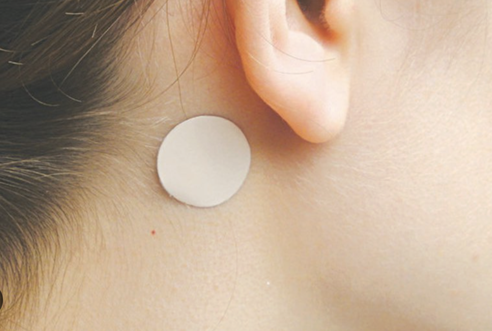 B&eacute; g&aacute;i 7 tuổi loạn thần cấp sau khi d&ugrave;ng miếng d&aacute;n chống say t&agrave;u xe - Ảnh 1.