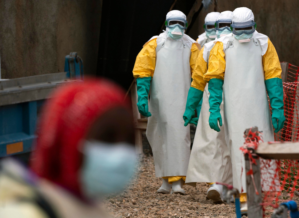 Nguy cơ l&acirc;y lan virus Ebola xuy&ecirc;n bi&ecirc;n giới - Ảnh 4.