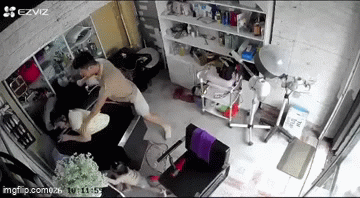 Vụ đánh phụ nữ ở Hà Nội: Hai anh em bị tạm giữ sau hành vi côn đồ - Ảnh 1.