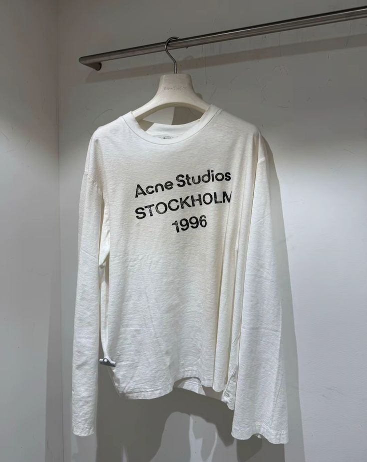 Chiếc &aacute;o d&agrave;i tay Acne Studios: Tại sao một mảnh vải mỏng in logo gi&aacute; 11 triệu lại khiến cả thế giới ph&aacute;t cuồng?- Ảnh 8.