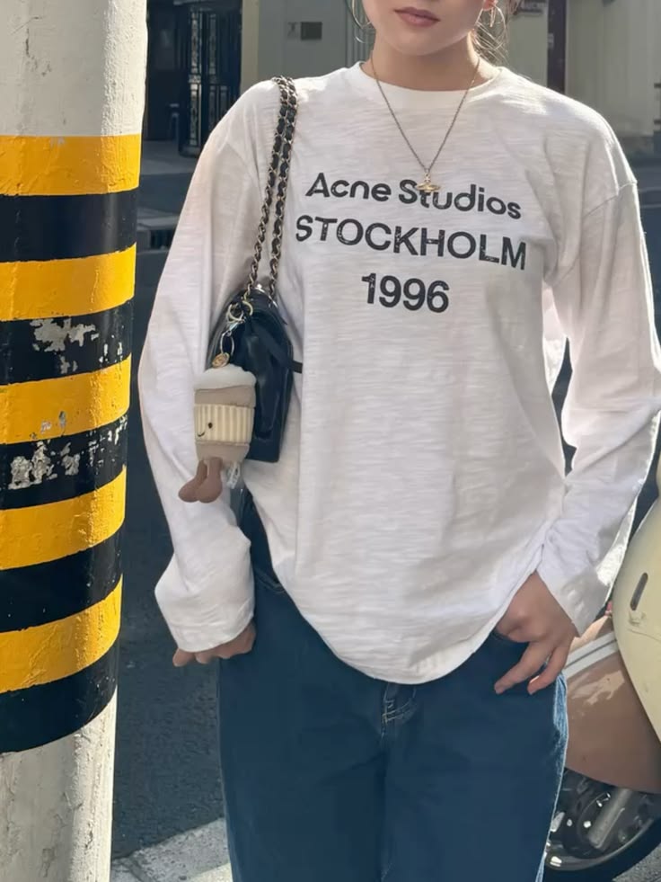 Chiếc &aacute;o d&agrave;i tay Acne Studios: Tại sao một mảnh vải mỏng in logo gi&aacute; 11 triệu lại khiến cả thế giới ph&aacute;t cuồng?- Ảnh 1.