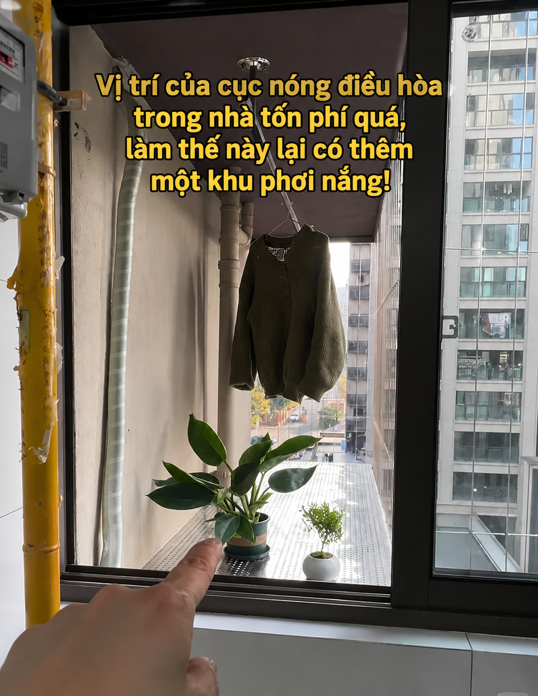 Ban c&ocirc;ng đẹp mấy cũng &ldquo;toang&rdquo; nếu phơi đồ kiểu cũ: Nhiều gia đ&igrave;nh đang &acirc;m thầm đổi sang c&aacute;ch n&agrave;y v&igrave; qu&aacute; gọn v&agrave; đỡ qu&ecirc; - Ảnh 4.