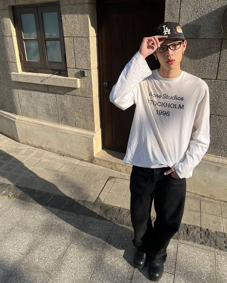 Chiếc &aacute;o d&agrave;i tay Acne Studios: Tại sao một mảnh vải mỏng in logo gi&aacute; 11 triệu lại khiến cả thế giới ph&aacute;t cuồng?- Ảnh 10.