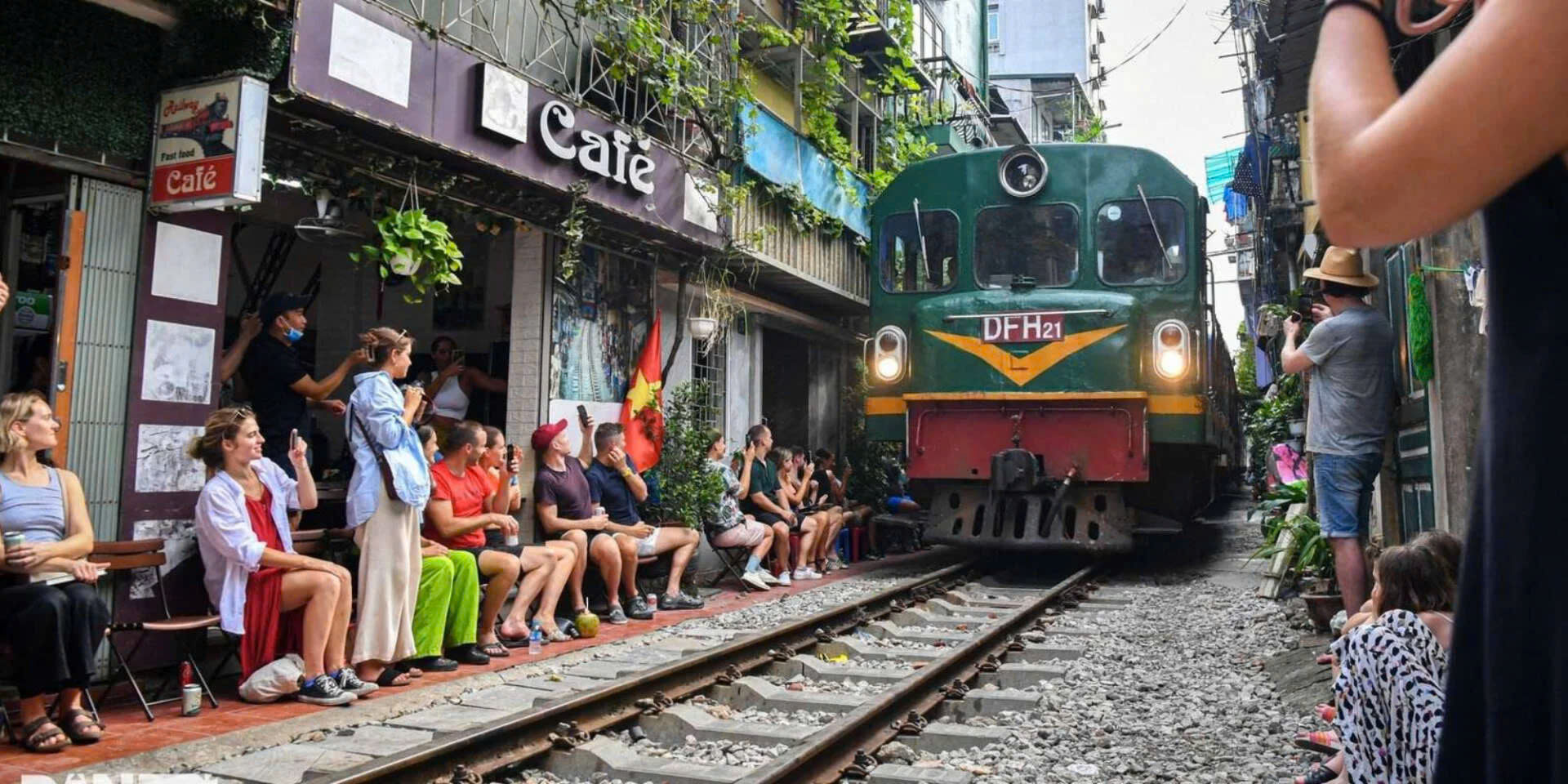 Phố cà phê đường tàu Hà Nội: Điểm đến nổi tiếng toàn cầu 2026 - Ảnh 1.