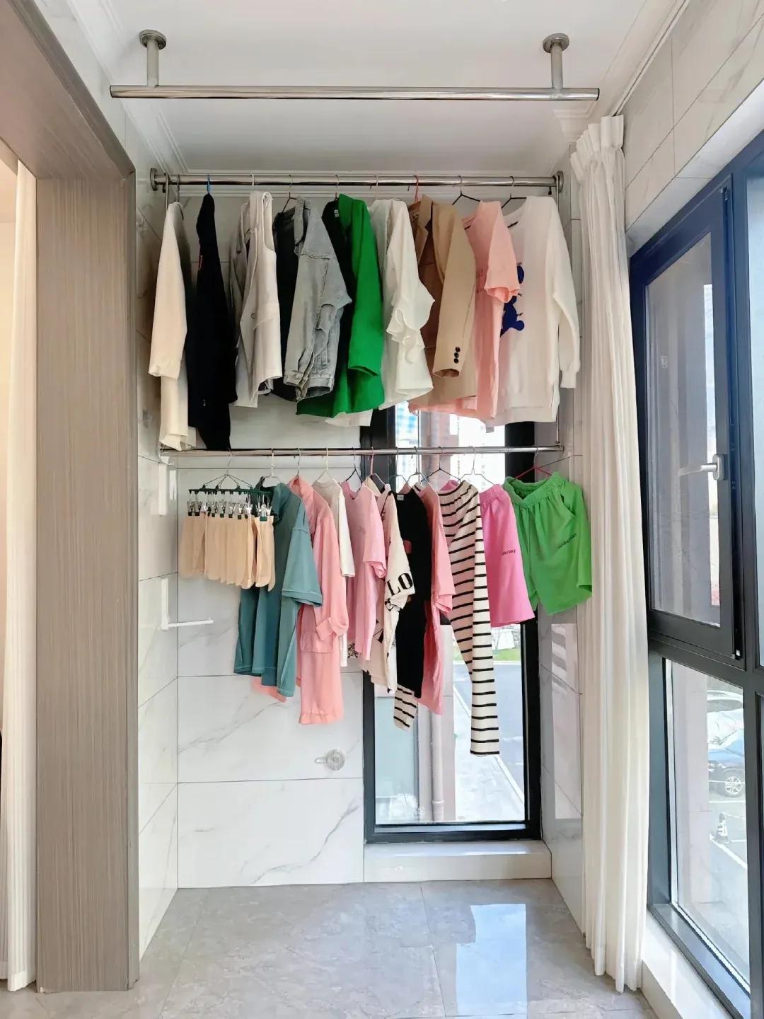 Ban c&ocirc;ng đẹp mấy cũng &ldquo;toang&rdquo; nếu phơi đồ kiểu cũ: Nhiều gia đ&igrave;nh đang &acirc;m thầm đổi sang c&aacute;ch n&agrave;y v&igrave; qu&aacute; gọn v&agrave; đỡ qu&ecirc; - Ảnh 2.