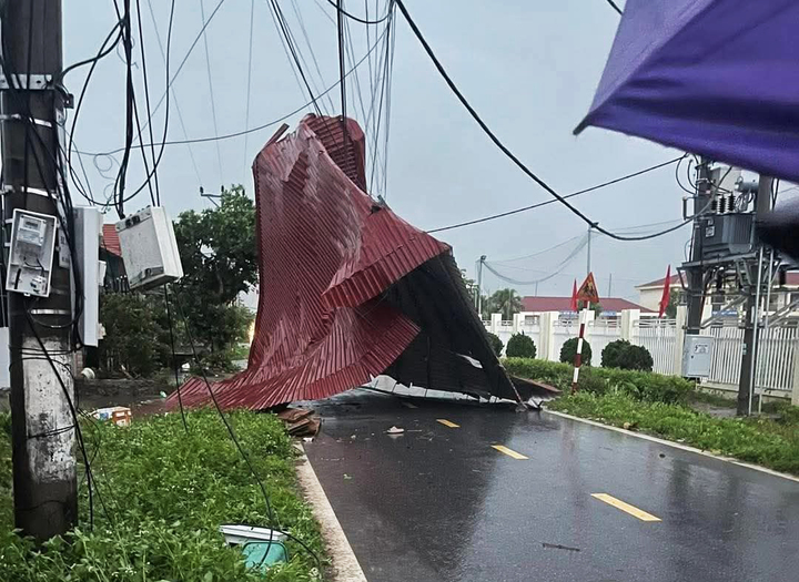 D&ocirc;ng lốc Quảng Ninh g&acirc;y thiệt hại nặng nề cho nh&agrave; d&acirc;n v&agrave; khu vui chơi mầm non - Ảnh 1.