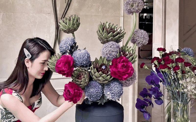 Nhìn phú bà Ngọc Loan mê mẩn cắm atiso khổng lồ, cư dân mạng xuýt xoa 