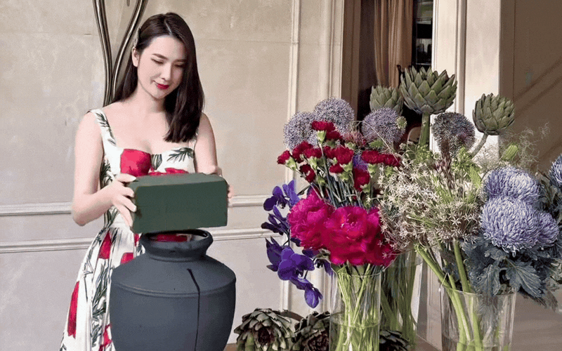 Nhìn phú bà Ngọc Loan mê mẩn cắm atiso khổng lồ, cư dân mạng xuýt xoa 