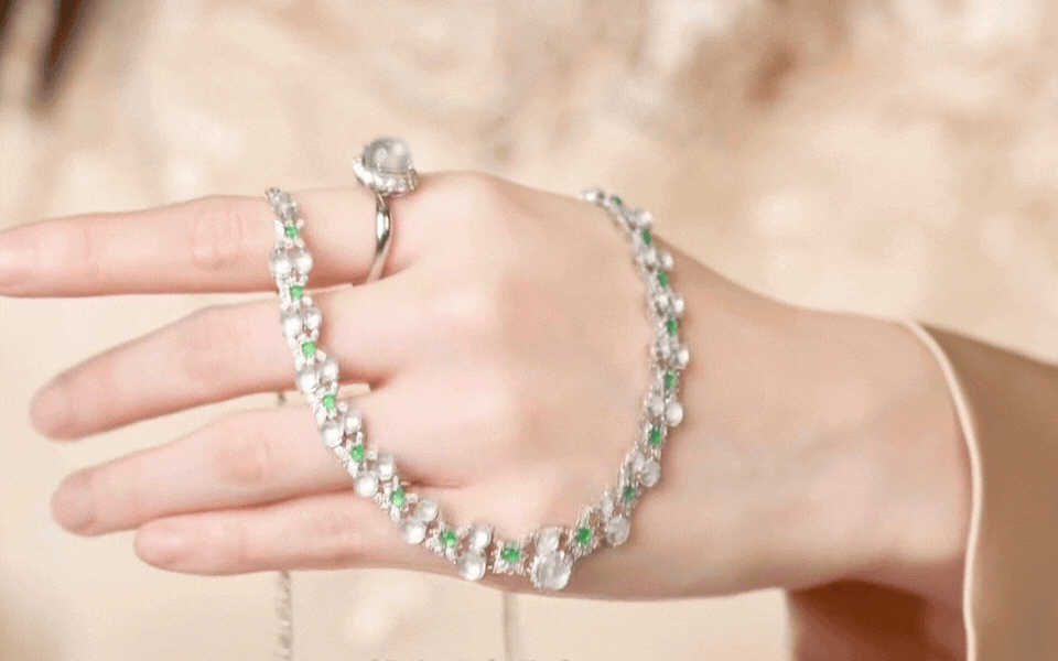 Phụ nữ sau tuổi 30 đeo gì để khí chất ngút ngàn? Bí mật nằm ở