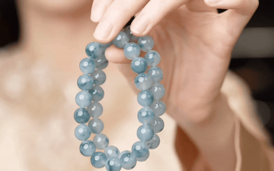 Phụ nữ sau tuổi 30 đeo gì để khí chất ngút ngàn? Bí mật nằm ở