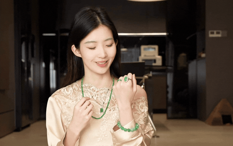 Phụ nữ sau tuổi 30 đeo gì để khí chất ngút ngàn? Bí mật nằm ở