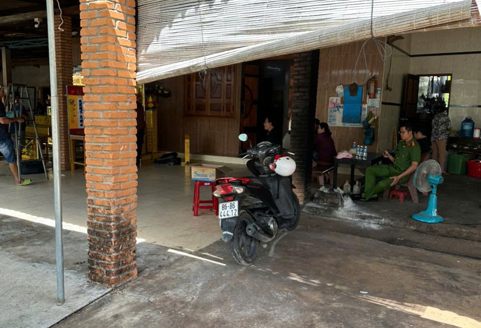 Gia đ&igrave;nh ph&aacute;t hiện người đ&agrave;n &ocirc;ng 65 tuổi tử vong với dao cắm tr&ecirc;n người ở L&acirc;m Đồng - Ảnh 1.