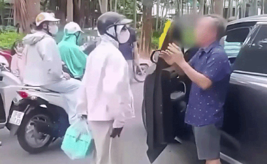 C&ocirc;ng an xử l&yacute; người phụ nữ chửi bới t&agrave;i xế &ocirc; t&ocirc; sau va chạm giao th&ocirc;ng - Ảnh 1.