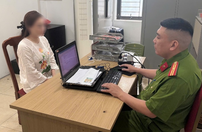 Lập hồ sơ xử lý người phụ nữ chửi bới tài xế ô tô sau va chạm giao thông - Ảnh 1. Lập hồ sơ xử lý người phụ nữ chửi bới tài xế ô tô sau va chạm giao thông - Ảnh 1.