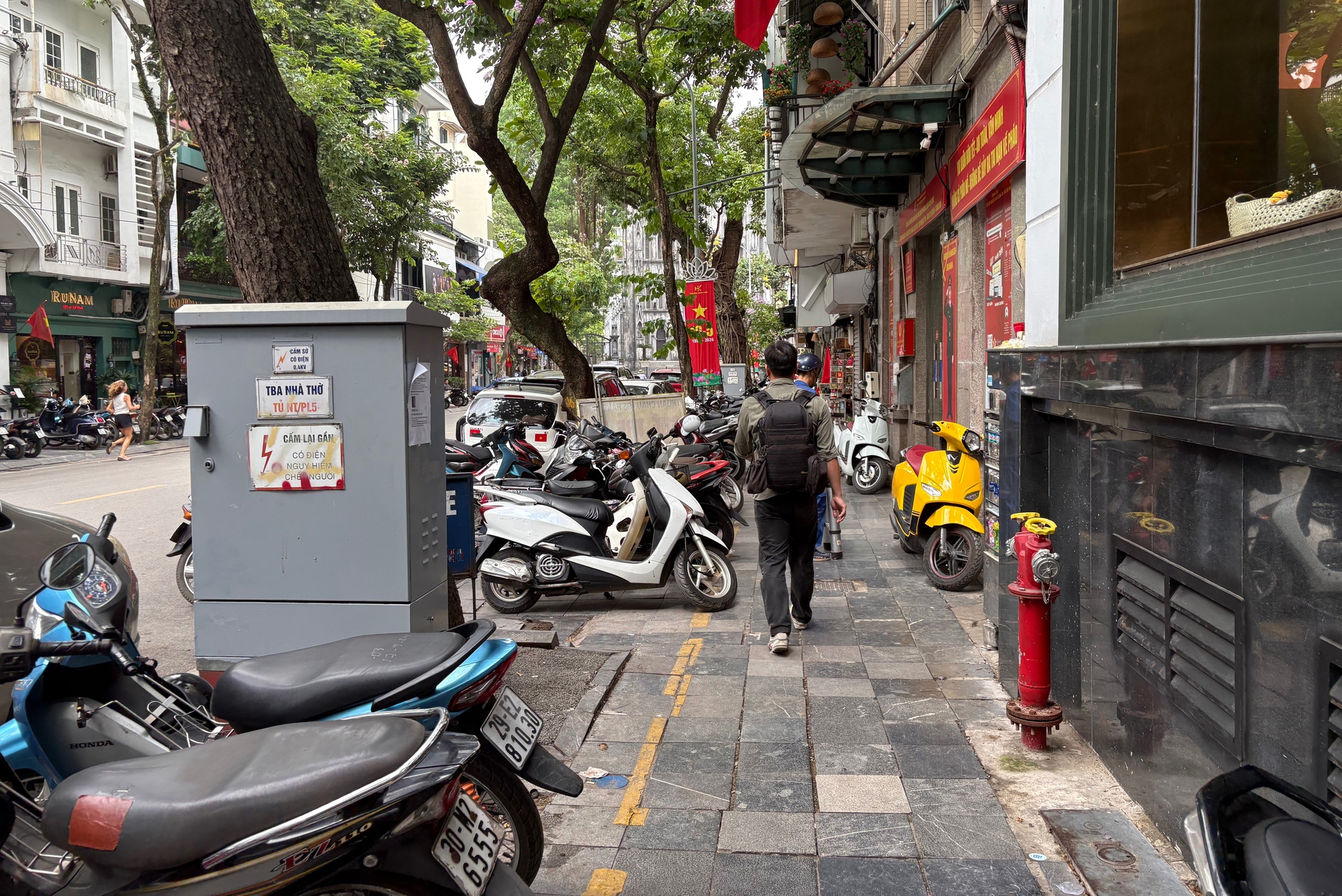 Ngán cảnh buôn bán thấp thỏm, tiểu thương phố cổ Hà Nội trông chờ được thuê vỉa hè - Ảnh 4.