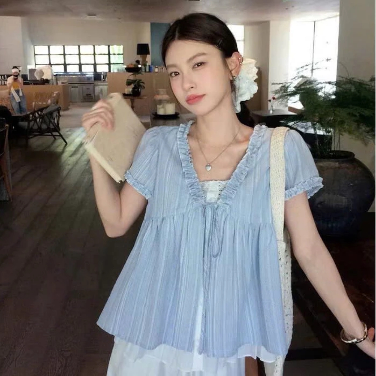 Không còn nhàm chán như bạn nghĩ: Áo sơ mi kẻ sọc đang trở lại theo cách ngọt ngào và thời trang hơn bao giờ hết - Ảnh 13.