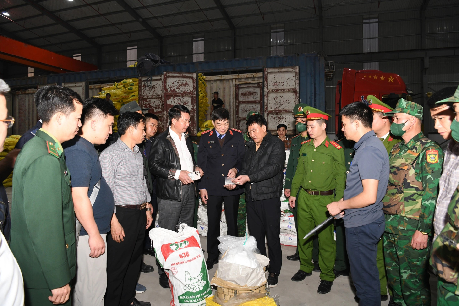Thủ đoạn bu&ocirc;n lậu caffeine tinh vi của đường d&acirc;y ở Việt Nam năm 2026 - Ảnh 2.