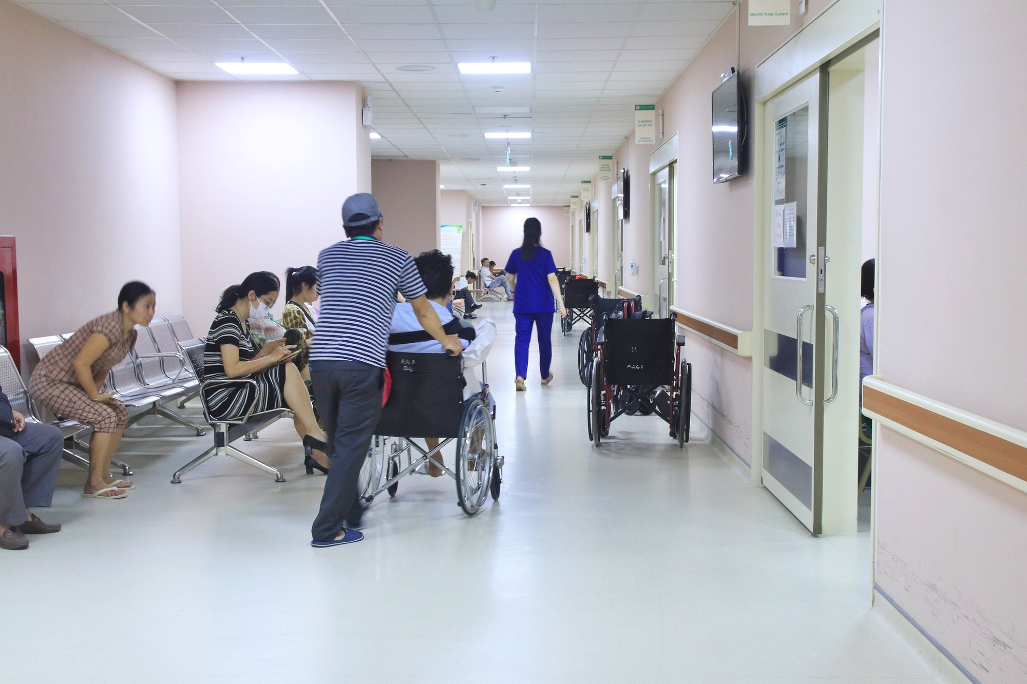 Suốt 6 năm gửi con cho &ocirc;ng b&agrave; ngoại nu&ocirc;i kh&ocirc;ng mất đồng n&agrave;o, đến l&uacute;c bố t&ocirc;i nằm viện, chồng lại n&oacute;i một c&acirc;u khiến t&ocirc;i nghẹn đắng- Ảnh 1.