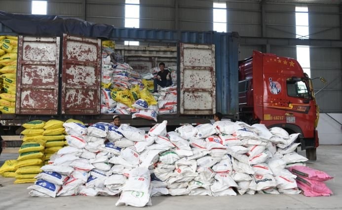 Gi&aacute; trị ngầm của 50 tấn caffeine trong Vụ bu&ocirc;n lậu caffeine g&acirc;y r&uacute;ng động 2026 - Ảnh 2.